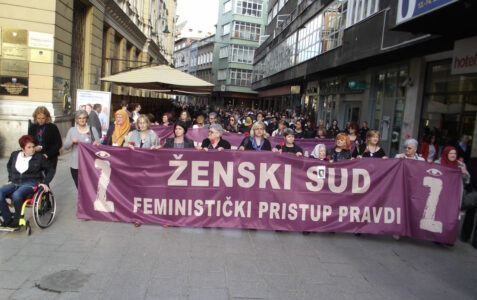 Vikend z Ženami v crnom: Žensko sodišče, (ne)vidna Jugoslavija in protesti v Srbiji