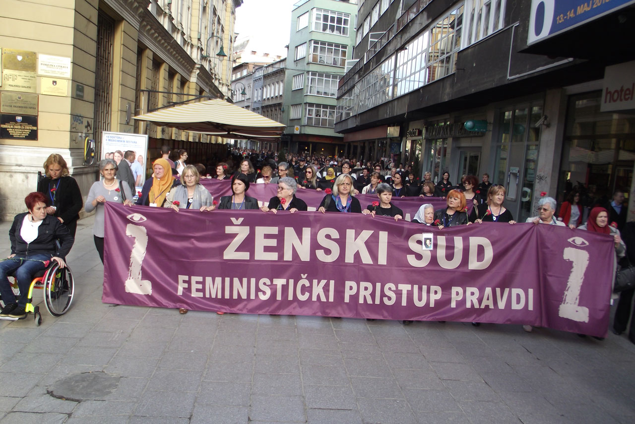 Vikend z Ženami v crnom: Žensko sodišče, (ne)vidna Jugoslavija in protesti v Srbiji